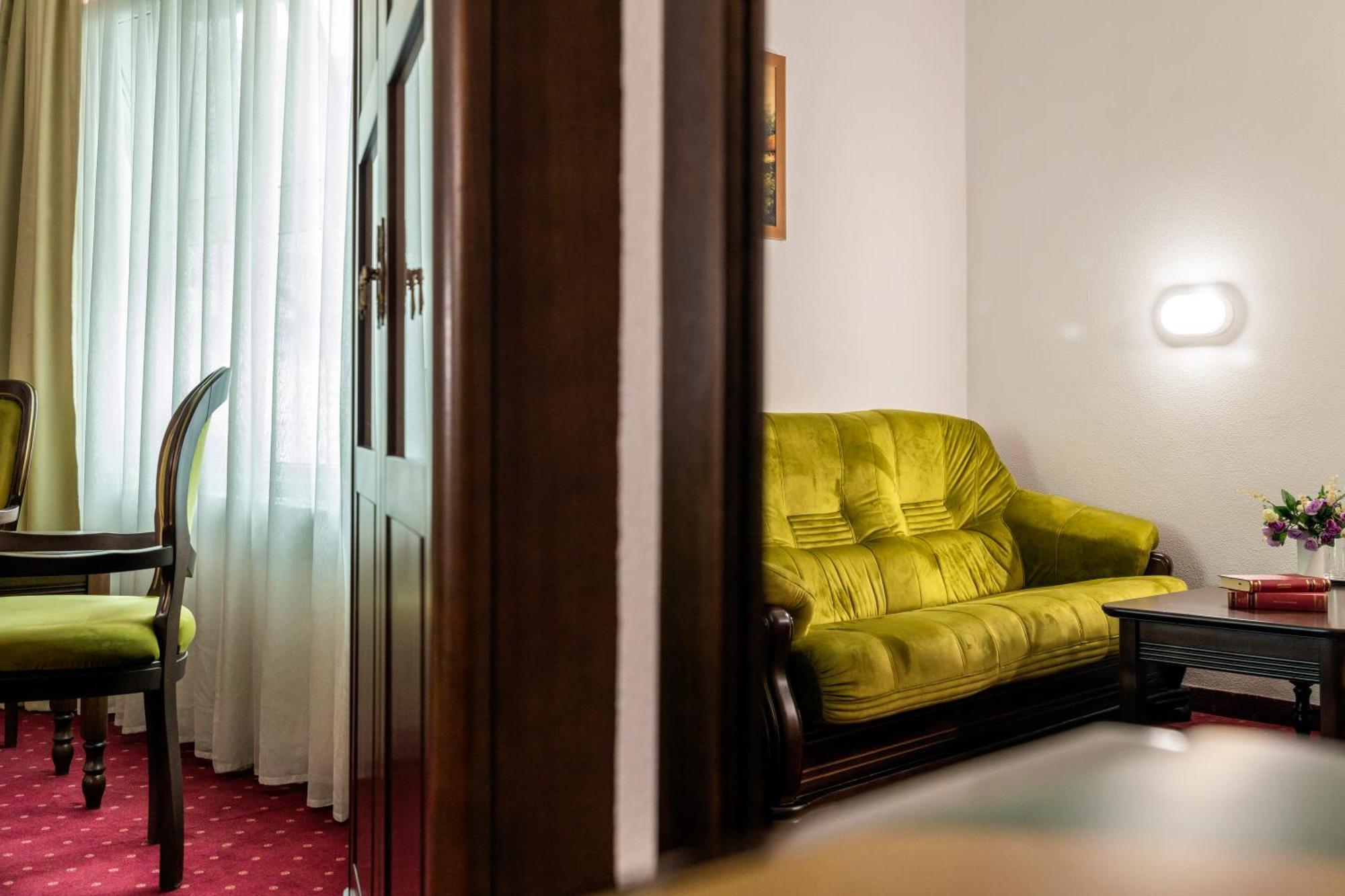 Hotel Cornul Vanatorului Pitesti Luaran gambar