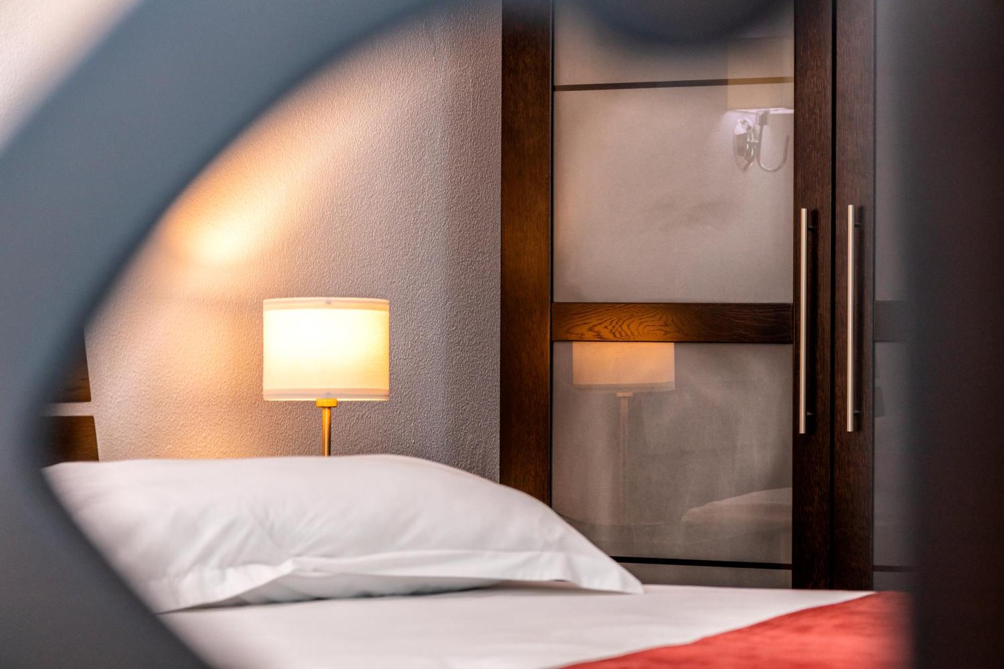 Hotel Cornul Vanatorului Pitesti Luaran gambar