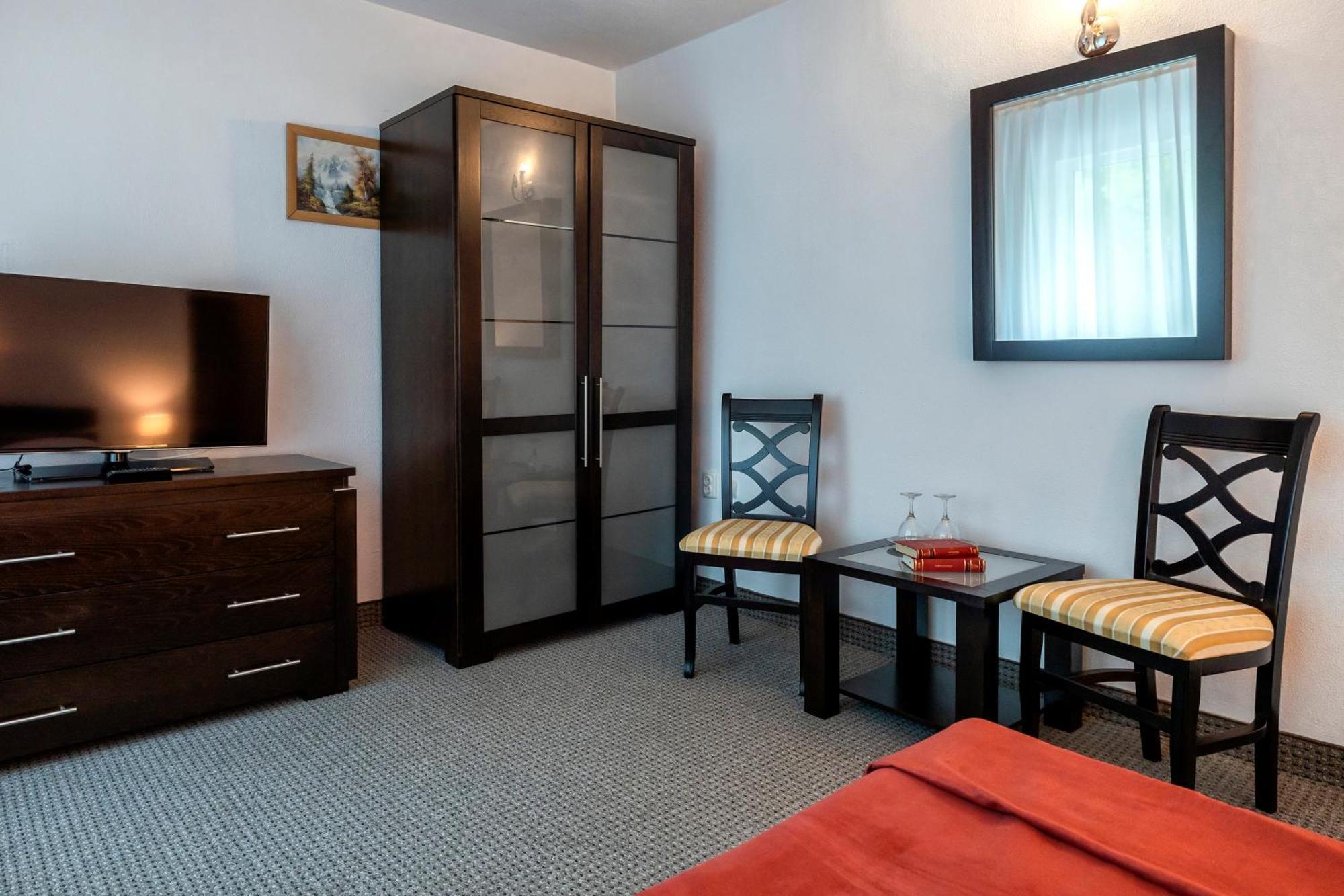 Hotel Cornul Vanatorului Pitesti Luaran gambar