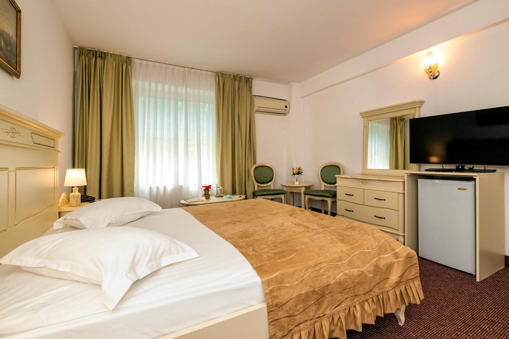 Hotel Cornul Vanatorului Pitesti Luaran gambar