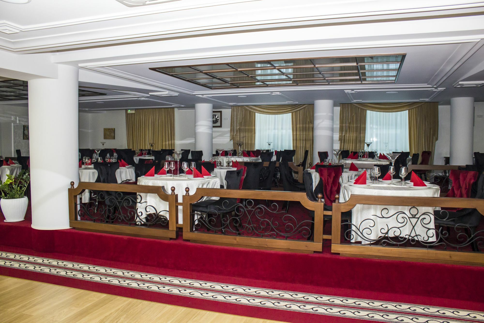 Hotel Cornul Vanatorului Pitesti Luaran gambar